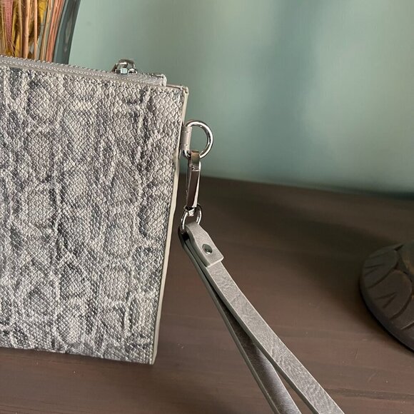 NWT Simply Southern Snakeskin Wristlet Clutch Gray Snakeskin Animal Print Wallet - Picture 6 of 13